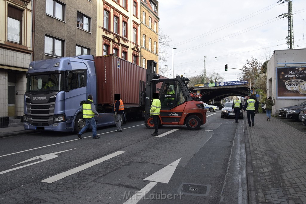 LKW gegen Bruecke wegen Rettungsgasse Koeln Muelheim P41.JPG - Miklos Laubert